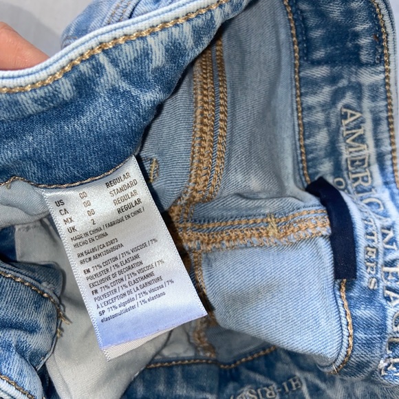 AE high rise distroyed cropped light wash - Picture 3 of 10